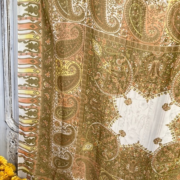 Elegant Paisley Scarf in Gold and Cream - Picture 6 of 7